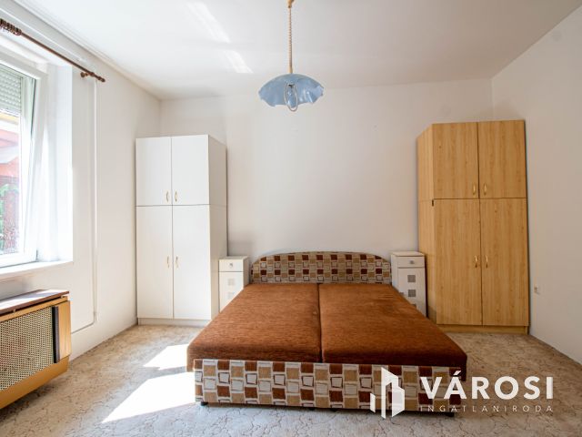 Belváros közeli udvari lakás zöld területtel, 2 garázzsal