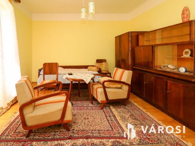 Mezőhegyesen eladó kis ház, jó helyen!