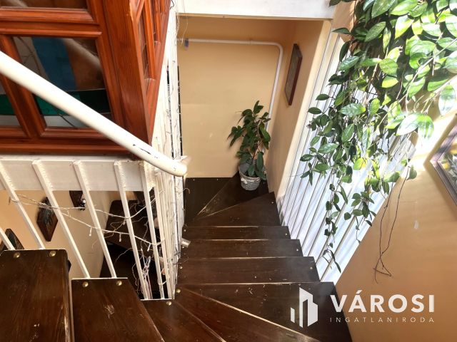 Kétgenerációs téglaház a Jókain.