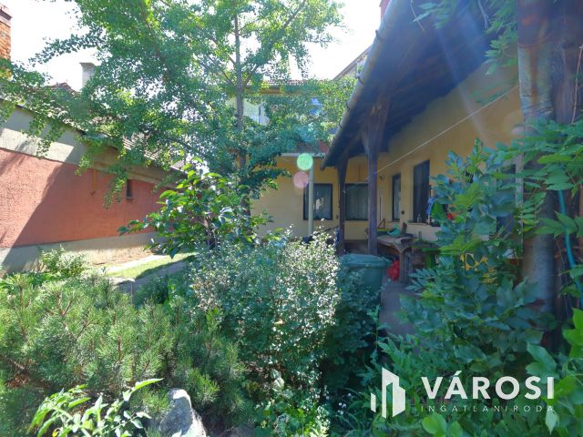 Kétgenerációs téglaház a Jókain.