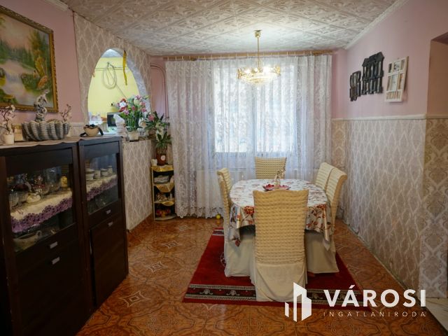 Kiváló elrendezés, beépített tetőtér!