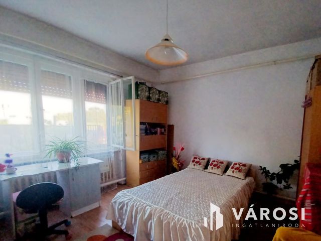 Családi ház gazdálkodásra alkalmas területtel