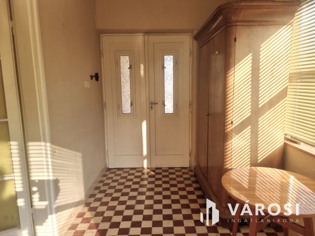 Lakható, korszerűsítést igénylő 98m2-es családi ház