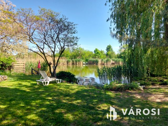 Toszkán hangulatú VíZPARTI HÁZ fürdőövezetben, napelemekkel