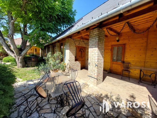 Toszkán hangulatú VíZPARTI HÁZ fürdőövezetben, napelemekkel