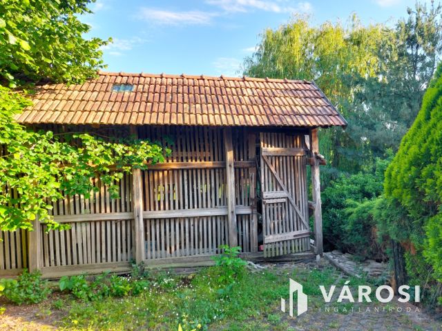 Toszkán hangulatú VíZPARTI HÁZ fürdőövezetben, napelemekkel