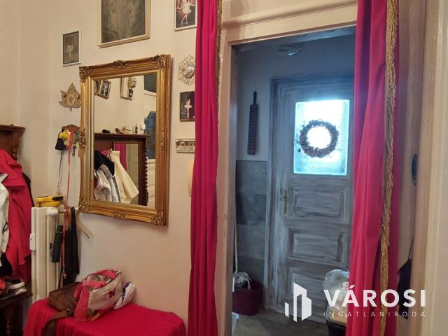 Hatvan utcai különleges hangúlatú polgári lakás