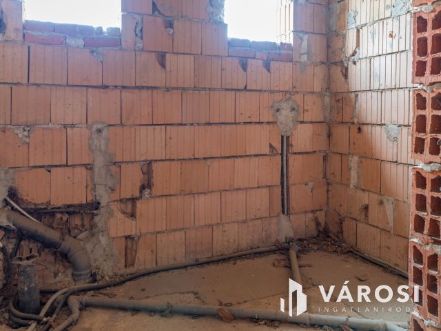 Tágas otthon lehetősége Újiráz központjában