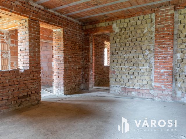 Tágas otthon lehetősége Újiráz központjában