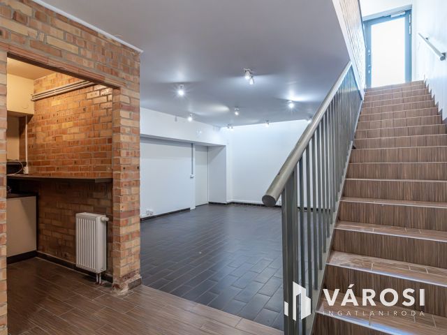 Üzlethelyiség a belvárosban, 200 nm-es panoráma terasszal