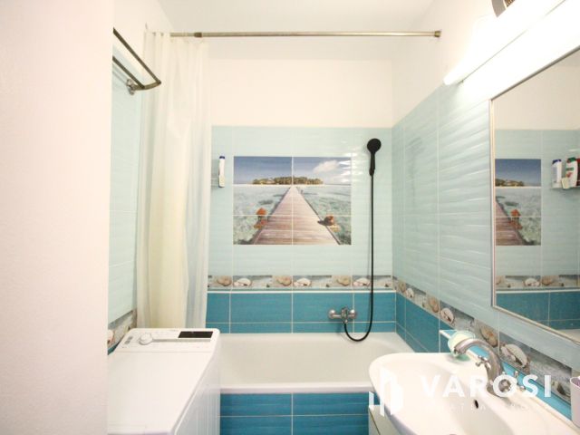 Orosházán a belvárosban 3 szobás panelt kínálok.