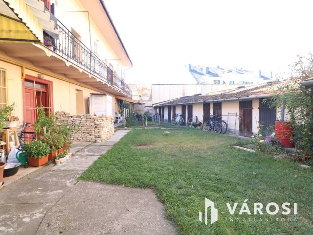 Felújítandó 95 nm-es lakkás.