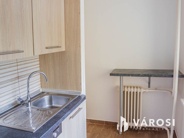 Frekventált helyen 2 szobás panelprogramos