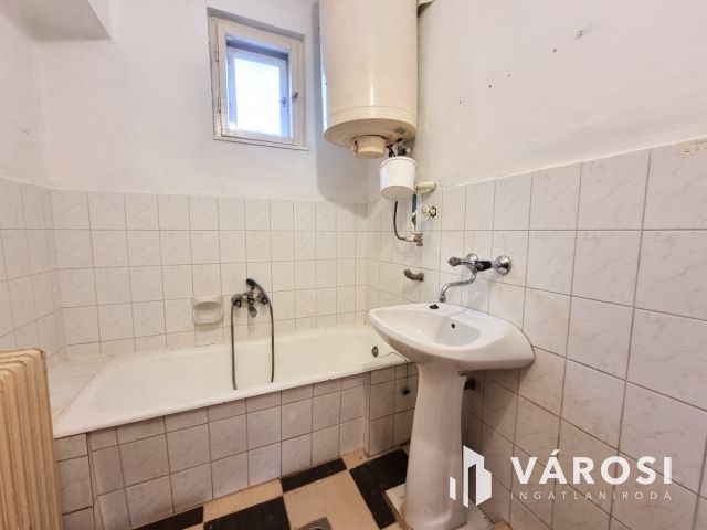 Vízpart közeli telken, kiváló szerkezetű tégla ház eladó