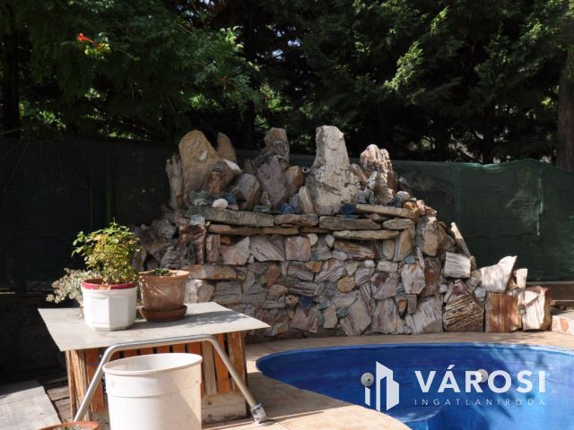 Hétvégi ház nagy kerttel Sziksóstón