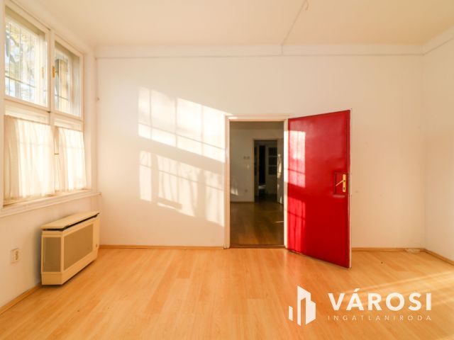 Eladó iroda Békéscsaba belvárosában – két parkolóhellyel!