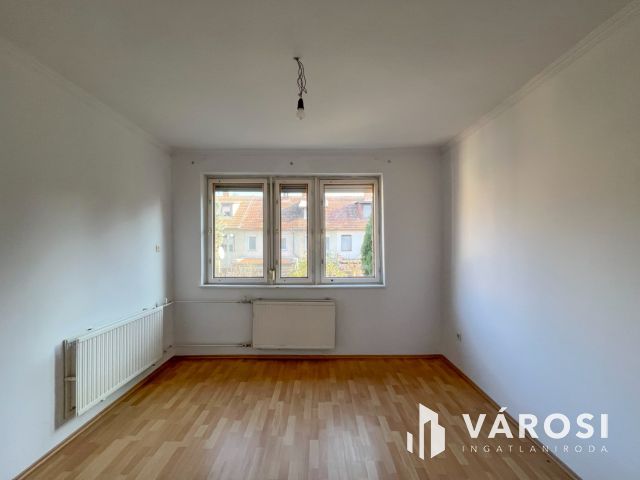 2 szobás sorházi lakás saját udvarral