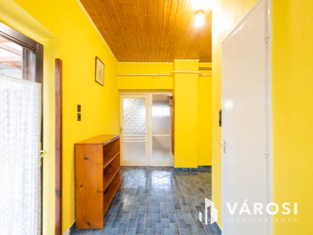 Jó szerkezet, egyedi elrendezés a belvároshoz közel