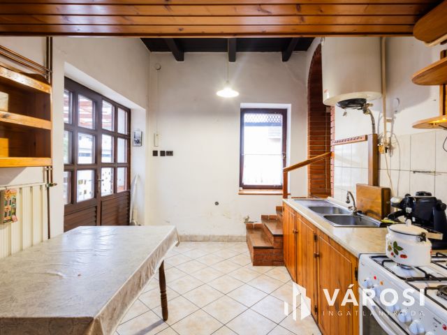 Jó szerkezet, egyedi elrendezés a belvároshoz közel