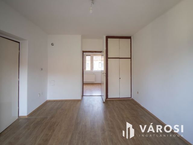 2 szobás sorházi lakás saját udvarral