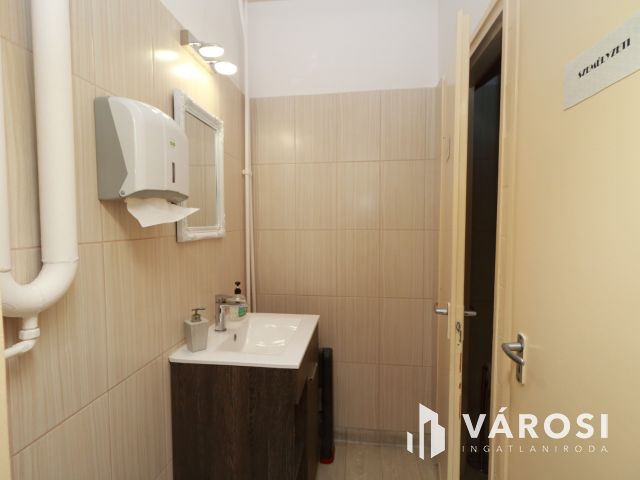 Bejáratott üzlethelyiség a Kistóparton