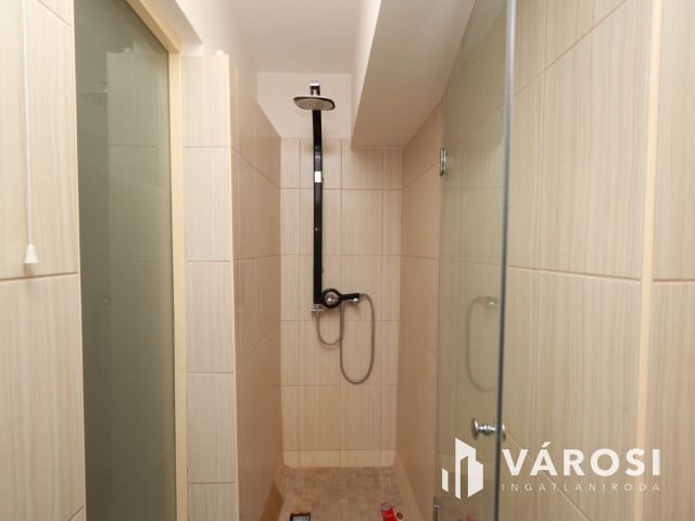 Bejáratott üzlethelyiség a Kistóparton