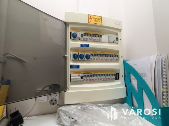 Bejáratott üzlethelyiség a Kistóparton