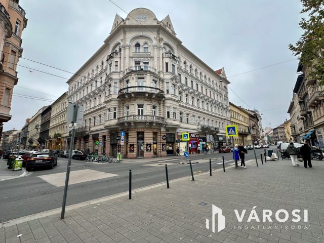 Zeneakadémiával szemben luxuslakás eladó!