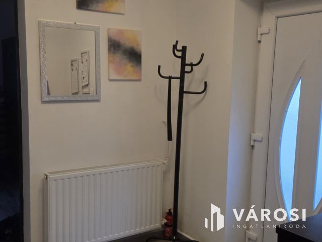 Teljeskörűen felújított ház a Lencztelepen-panel lakás árban