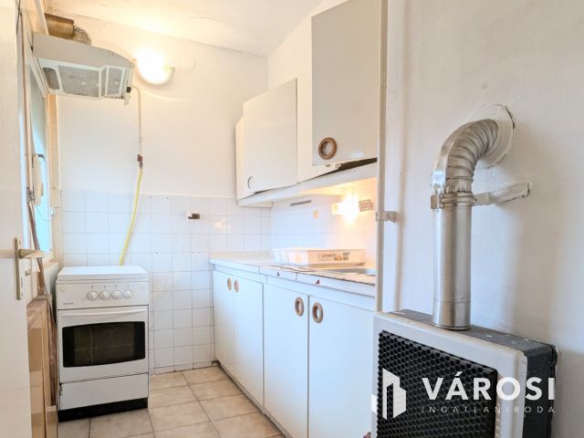 Mesterhármas: belváros, 3 szoba, erkély!