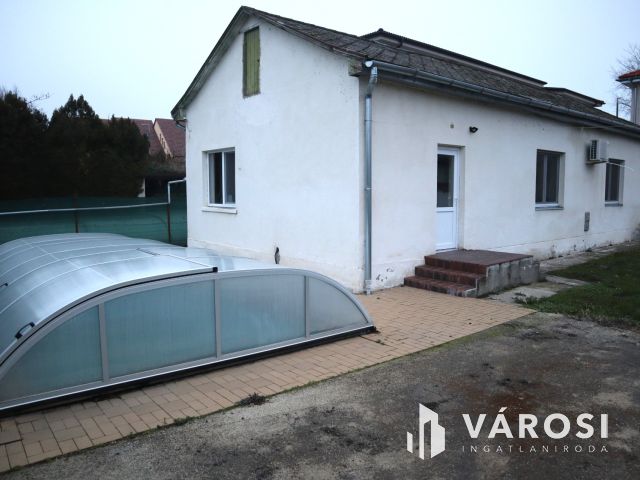 10 lakóegységes üdülőház Siófok Ezüstpartján eladó