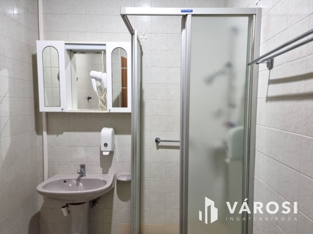 Kétszintes szállodai komplexum Békéscsaba szívében