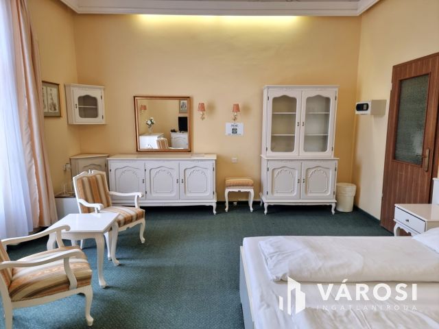 Kétszintes szállodai komplexum Békéscsaba szívében