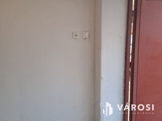 Eladó garázs a Vasvári Pál utcában, biztonságos udvarban