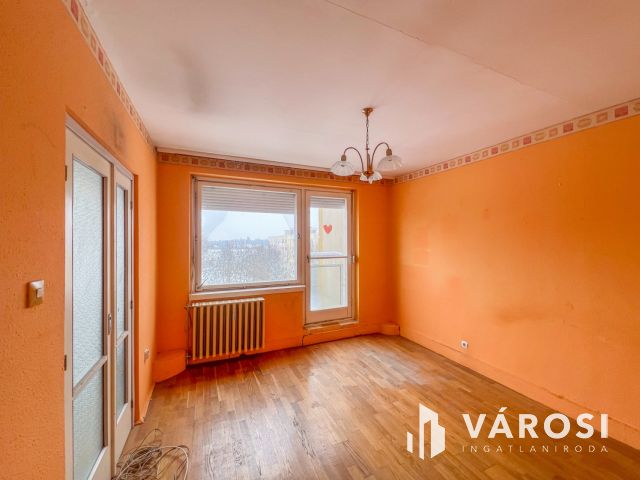 Eladó 2,5 szobás, erkélyes, hőszigetelt panel lakás