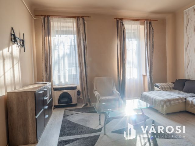 Pozsonyi földszinti takaros lakás