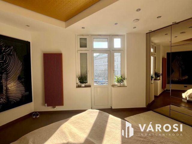 Tágas, világos Bazilikára néző luxuslakás eladó