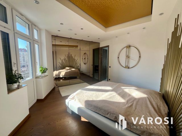 Tágas, világos Bazilikára néző luxuslakás eladó