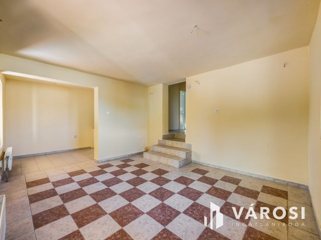 Medencés apartmanház Kőröshegyen eladó