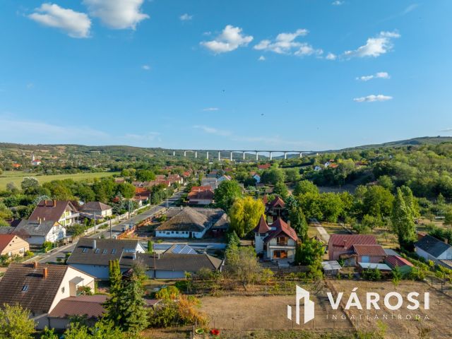 Medencés apartmanház Kőröshegyen eladó