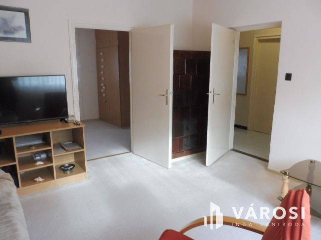 Saját kertes,szép kis lakás,garázzsal eladó.