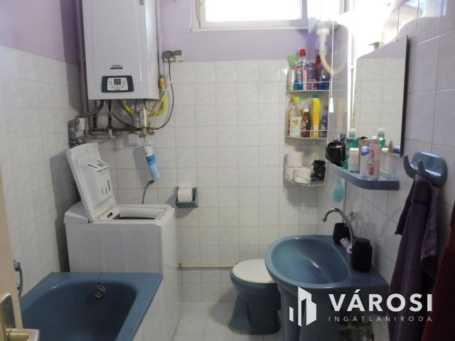 Saját kertes,szép kis lakás,garázzsal eladó.