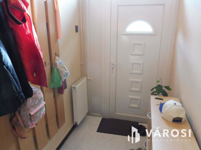 Saját kertes,szép kis lakás,garázzsal eladó.