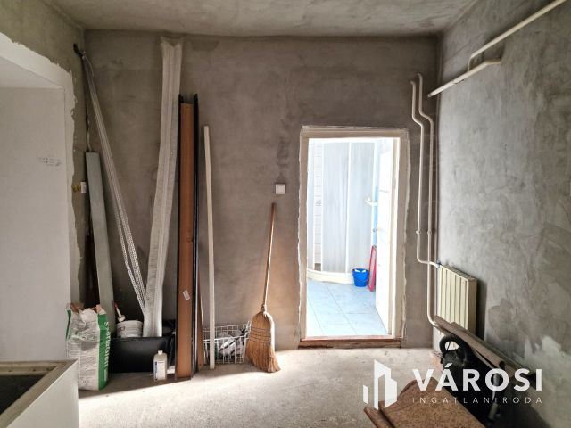 Részben felújított, stabil szerkezetű kertes ház