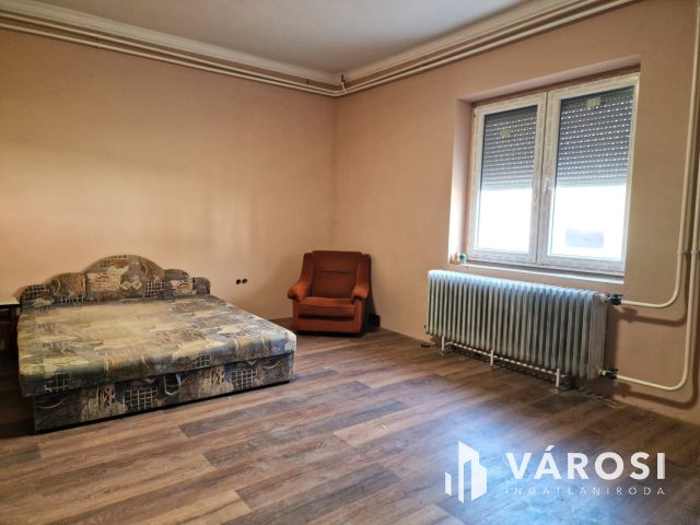 Részben felújított, stabil szerkezetű kertes ház