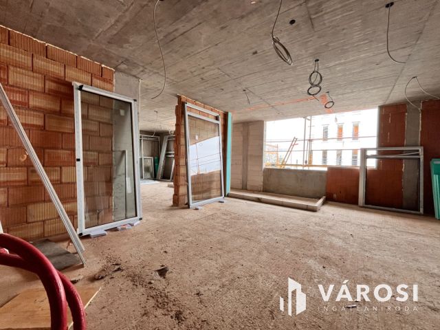 Kertkapcsolatos, modern földszinti lakás Debrecenben