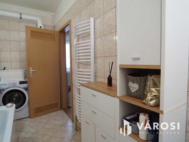 Zárt udvaros társasházban, földszinti szép lakás