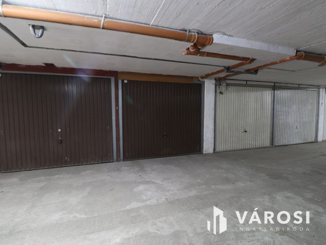 Bal fasor elején, garázs kaidó.