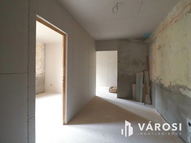 Eladó belvárosi téglalakás