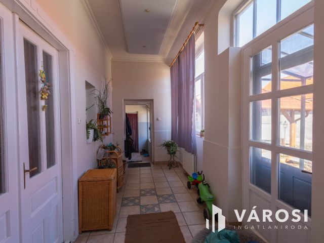 Nagy családi ház Soltvadkert belvárosában